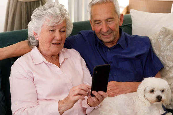 Ein Älteres Kaukasisches Paar Verbringt Zeit Hause Zusammen Auf Dem — Stockfoto