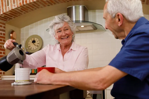 Senior Caucasian Couple Spending Time Home Together Sitting Kitchen Pouring — Stock Photo, Image
