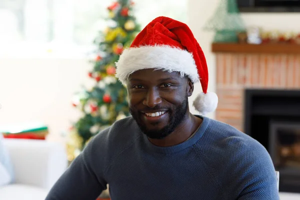 Portrait African American Man Wearing Santa Hat Looking Camera Smiling — Stock Photo, Image