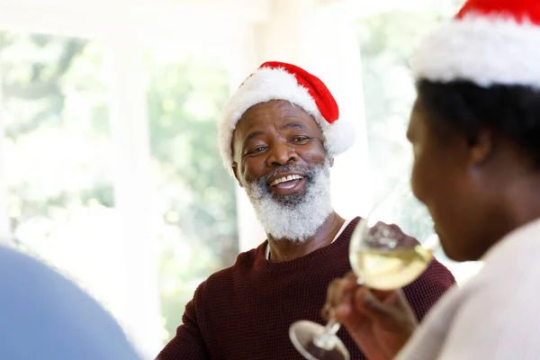 Multi Generatie Afro Amerikaanse Familie Die Wijn Drinkt Glimlacht Kerstmutsen — Stockfoto