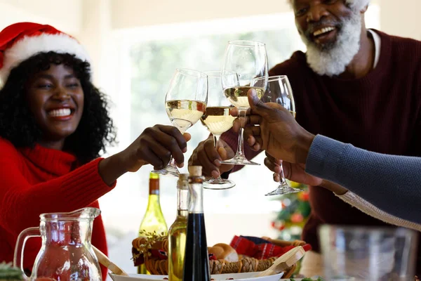 Çoklu Nesil Afro Amerikan Ailesi Ellerinde Şarap Kadehleri Gülümsüyor Noel — Stok fotoğraf