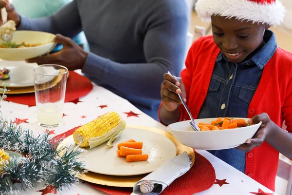 Multi Generatie Afrikaanse Amerikaanse Familie Eetkamer Het Dragen Van Santa — Stockfoto