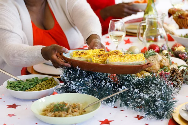 Mujer Afroamericana Mayor Con Familia Comedor Sosteniendo Tazón Con Callos — Foto de Stock