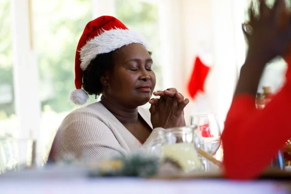 Senior Afrikaans Amerikaanse Vrouw Zit Aan Tafel Bidt Voor Het — Stockfoto