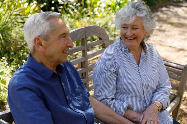 코카서스 부부는 정원에서 시간을 보내고 벤치에 이야기를 나누고 있습니다 코로나 — 스톡 사진