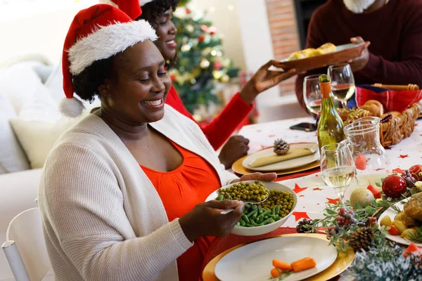 Мульти Покоління Афроамериканської Сім Їдальні Капелюхах Санта Якісне Сімейне Різдвяне — стокове фото