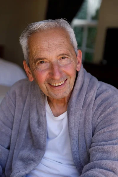 Beyaz Bir Adamın Evde Kameraya Bakıp Gülümseyen Bir Portresi Koronavirüs — Stok fotoğraf