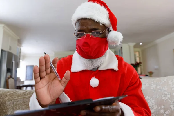 Portrét Staršího Afroameričana Kostýmu Santa Clause Červené Masky Držícího Podložku — Stock fotografie