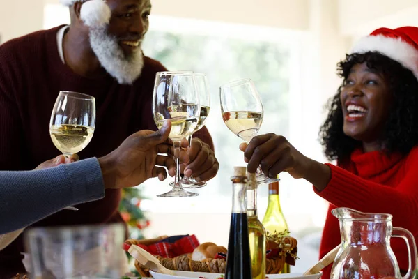 Çoklu Nesil Afro Amerikan Ailesi Ellerinde Şarap Kadehleri Gülümsüyor Noel — Stok fotoğraf