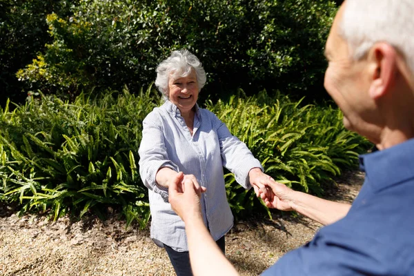Seniorenpaar Brengt Tijd Samen Door Tuin Dansend Lachend Isoleren Tijdens — Stockfoto