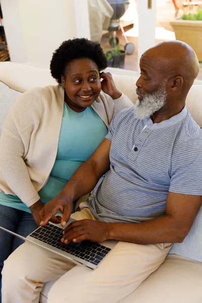 Ältere Afrikanisch Amerikanische Paar Verbringen Zeit Hause Zusammen Auf Dem — Stockfoto