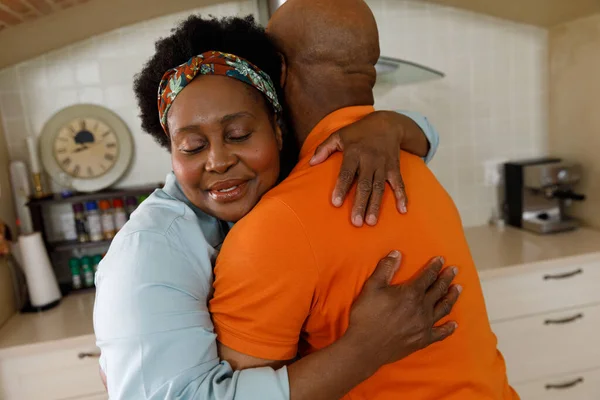 Ζευγάρι Αφροαμερικανών Περνάει Χρόνο Μαζί Στο Σπίτι Στέκεται Στην Κουζίνα — Φωτογραφία Αρχείου