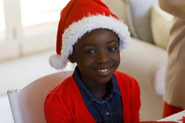 Noel Baba Şapkası Takmış Kameraya Bakıp Gülümseyen Afrikalı Amerikalı Bir — Stok fotoğraf