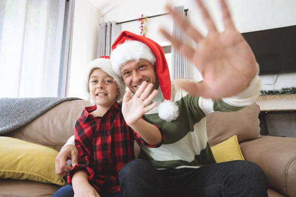 Noel Oğluyla Birlikte Evde Oturan Beyaz Bir Adam Noel Baba — Stok fotoğraf
