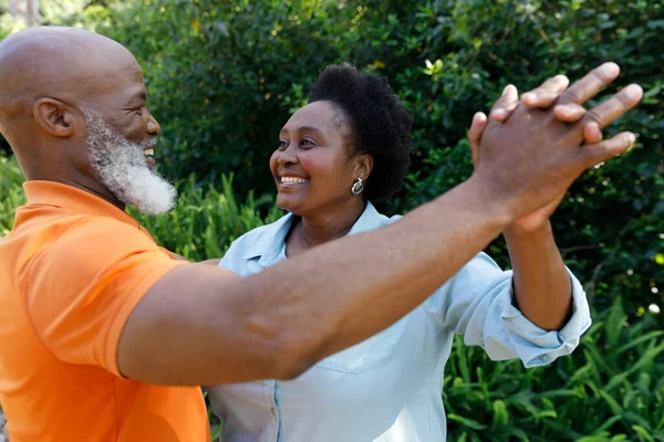 Casal Afro Americano Sênior Passando Tempo Jardim Juntos Dançando Sorrindo — Fotografia de Stock