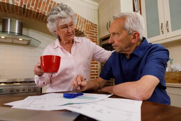 Oudere Blanke Echtpaar Brengen Tijd Samen Door Zitten Keuken Man — Stockfoto