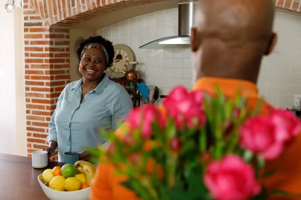 Ein Älteres Afrikanisch Amerikanisches Paar Verbringt Die Zeit Hause Zusammen — Stockfoto
