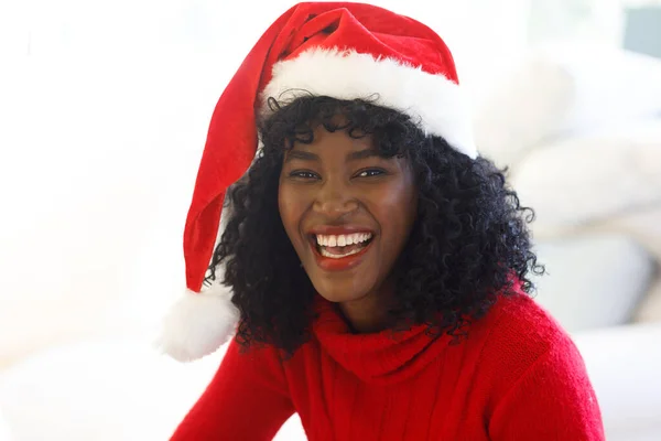 サンタの帽子をかぶったアフリカ系アメリカ人女性の肖像画 カメラを見て笑顔 家族の時間クリスマスのお祝い — ストック写真