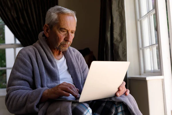Homem Caucasiano Sênior Passando Tempo Casa Sentado Usando Computador Portátil — Fotografia de Stock