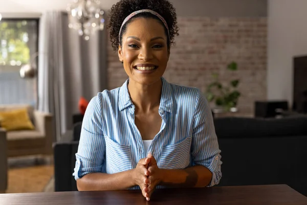 Щаслива Афро Американська Жінка Робить Відеовізит Додому Посміхаючись Жестикулюючи Спілкування — стокове фото