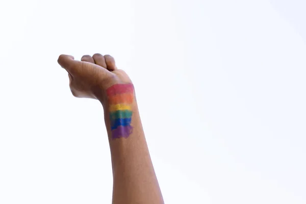 剪下的非洲裔美国人的图像 手拿着彩虹色的彩旗在白墙上 复制空间 未经改动的Lgbtqia权利 同性恋 特写和同性恋自豪象征概念 — 图库照片