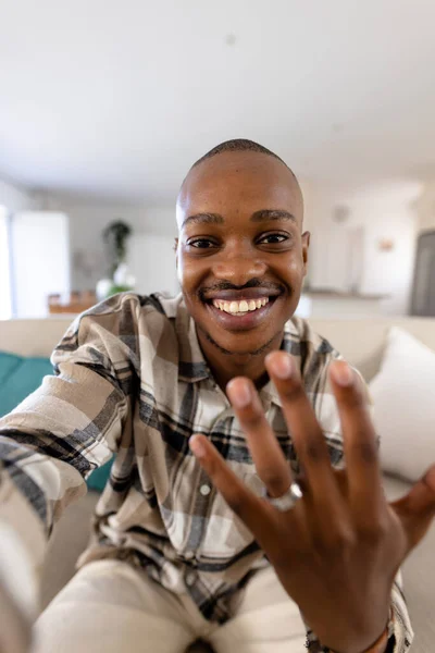 Afroamerikanischer Schwuler Mann Mit Kurzen Haaren Der Ehering Zeigt Während — Stockfoto