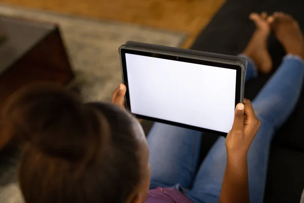 Afroamerikanerin Sitzt Auf Couch Hause Mit Tablet Mit Kopierplatz Auf — Stockfoto