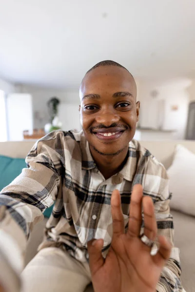 Porträt Eines Jungen Afrikanisch Amerikanischen Mannes Der Lächelt Und Winkt — Stockfoto