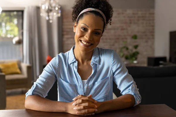 Gelukkige Afro Amerikaanse Vrouw Die Thuis Videogesprekken Voert Glimlachend Liestning — Stockfoto