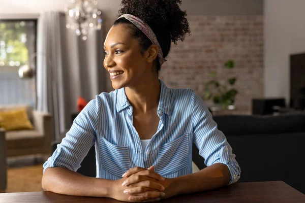 快乐的非洲裔美国女人在家里打视频电话 微笑着看着远方 远程工作和家庭生活 — 图库照片