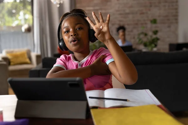 Glad Afrikansk Amerikansk Flicka Bär Hörlurar Hålla Upp Handen Online — Stockfoto