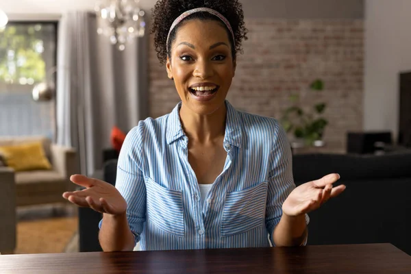 Mujer Afroamericana Feliz Haciendo Videollamadas Casa Hablando Haciendo Gestos Comunicación — Foto de Stock