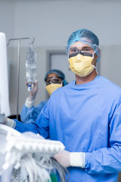 Portrait Caucasian Male Surgeon Preparing Equipment Surgery Operating Theatre Surgery — Stock Photo, Image