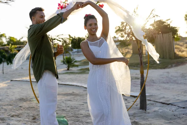 Fröhliche Bunte Brautpaare Tanzen Bei Ihrer Strandhochzeit Romantik Heirat Urlaub — Stockfoto