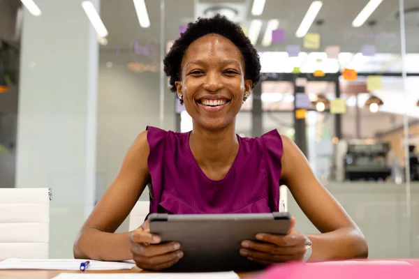 Masada Otururken Dijital Tablet Kullanan Gülümseyen Afrikalı Amerikalı Kadını Portresi — Stok fotoğraf