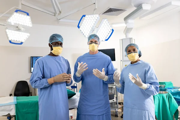 手術前に3人の多様な男性と女性の外科医の肖像画 チームワーク 医療サービス — ストック写真