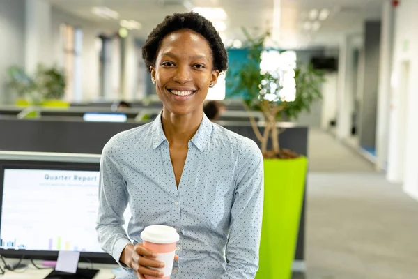 Ofiste Elinde Kahve Fincanı Tutan Gülümseyen Afrikalı Amerikalı Kadın Mimar — Stok fotoğraf