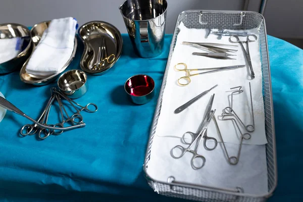 Hastane Ameliyathanesindeki Tepsilerde Sterilize Cerrahi Aletler Ekipmanlar Cerrahi Hastane Sağlık — Stok fotoğraf