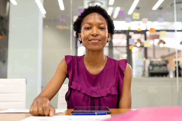 Портрет Афроамериканської Впевненої Бізнес Леді Цифровим Планшетом Столі Сидячи Офісі — стокове фото