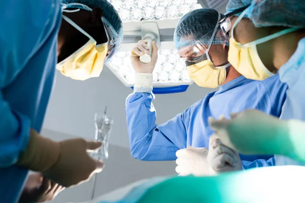 Różnorodna Grupa Chirurgów Podczas Operacji Sali Operacyjnej Usługi Chirurgiczne Zespołowe — Zdjęcie stockowe