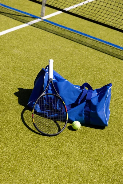 Tenisz Ütő Labda Sporttáska Földön Hálóval Napos Szabadtéri Füves Pályán — Stock Fotó