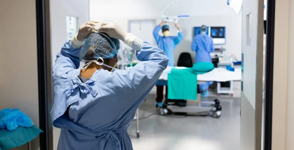 Вид Сзади Азиатскую Женщину Хирурга Надевающую Маску Перед Операцией Кинотеатре — стоковое фото