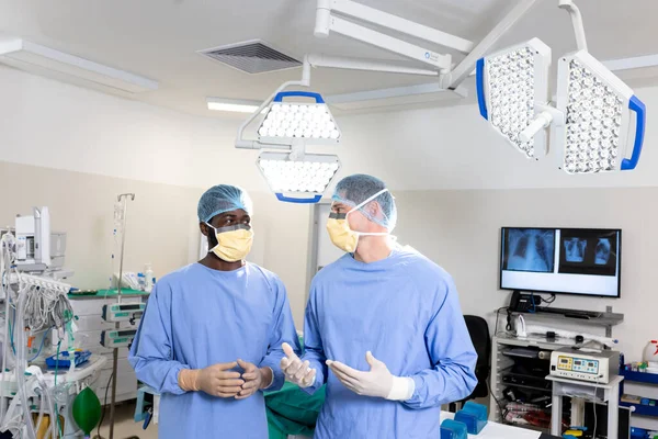 Två Olika Manliga Kirurger Diskuterar Innan Operationen Operationssalen Kirurgi Lagarbete — Stockfoto