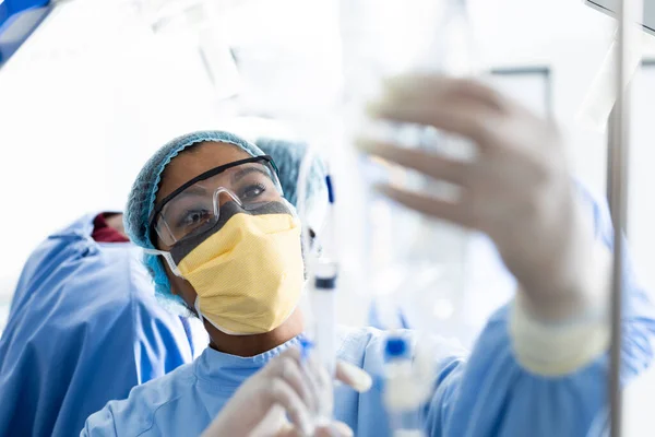 亚洲女外科医生在手术室手术过程中检查滴水袋 团队合作 医疗和保健服务 — 图库照片