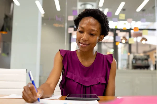 Retrato Una Mujer Negocios Afroamericana Escribiendo Papel Por Tableta Digital —  Fotos de Stock