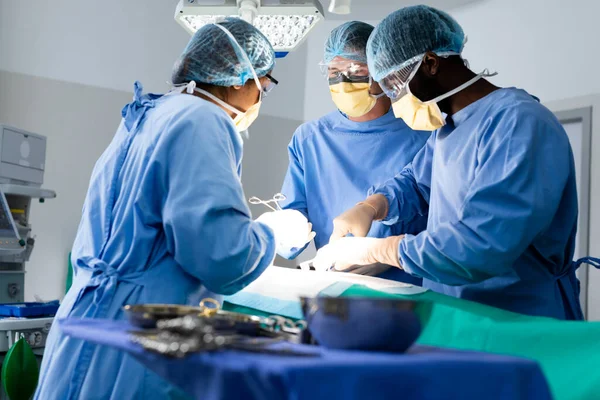 Разнообразная Группа Хирургов Оперирующих Пациента Операционной Хирургические Командные Больничные Медицинские — стоковое фото