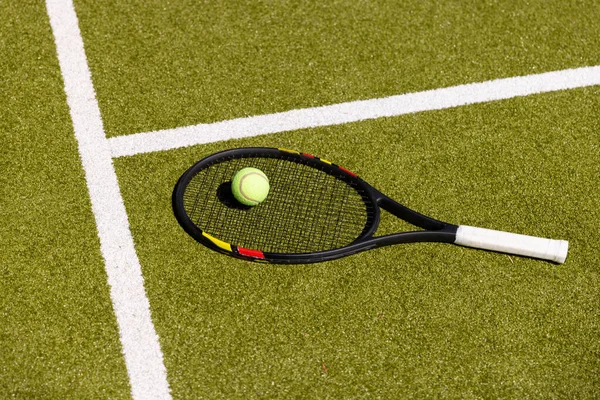 Tennisball Und Schläger Auf Dem Boden Des Sonnigen Rasen Tennisplatzes — Stockfoto