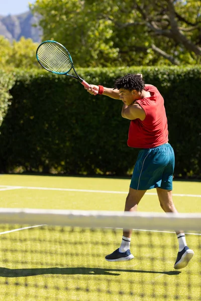 Biracial Férfi Visszatér Labdát Ütő Napos Szabadtéri Teniszpálya Nyári Egészséges — Stock Fotó