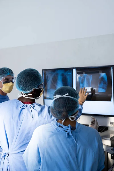Diverso Grupo Cirujanos Discutiendo Rayos Pantalla Quirófano Espacio Copia Cirugía —  Fotos de Stock