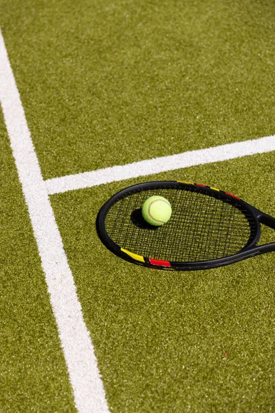 Tennisball Auf Tennisschläger Liegend Auf Sonnigem Rasen Tennisplatz Mit Kopierraum — Stockfoto
